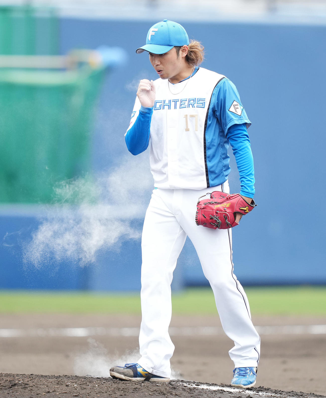 日本ハム対中日　6回表、ロジンを手につける日本ハム伊藤（撮影・鈴木みどり）