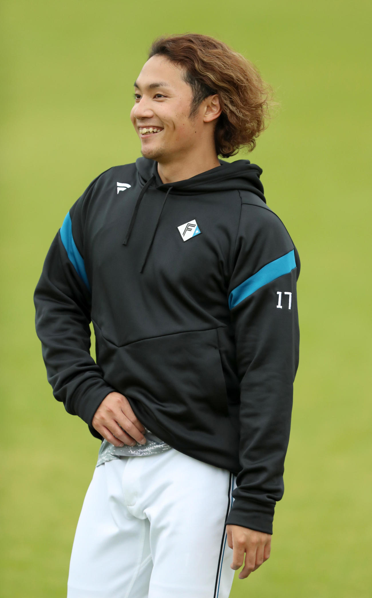 日本ハム対中日　登板を終えサブグラウンドでクールダウンをする日本ハム伊藤（撮影・佐藤翔太）