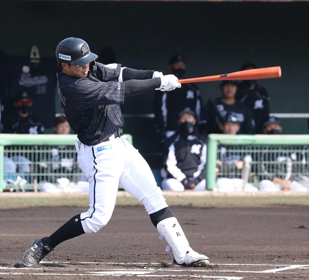 1回表ロッテ1死、中村奨吾は左前打を放つ（撮影・渦原淳）