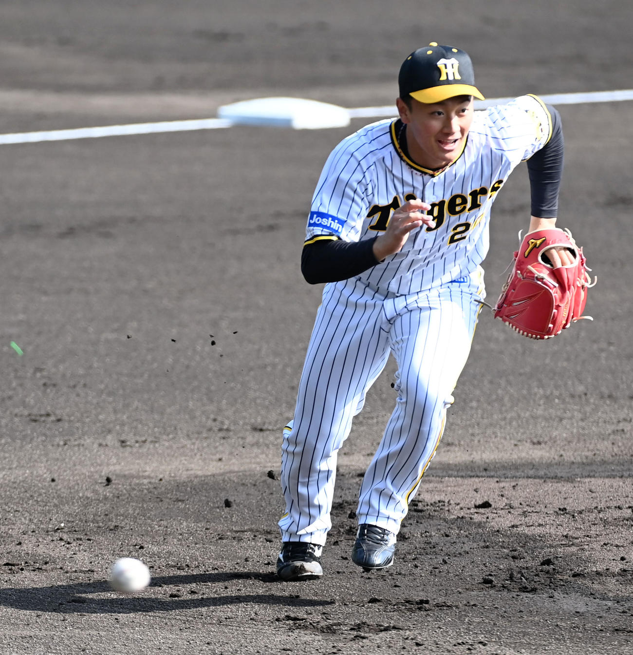 2日、投内連係を行う阪神森木