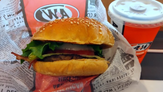 「A＆W」のモッツァバーガー