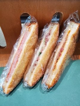 那覇空港内の売店にある「琉球サンド三兄弟」
