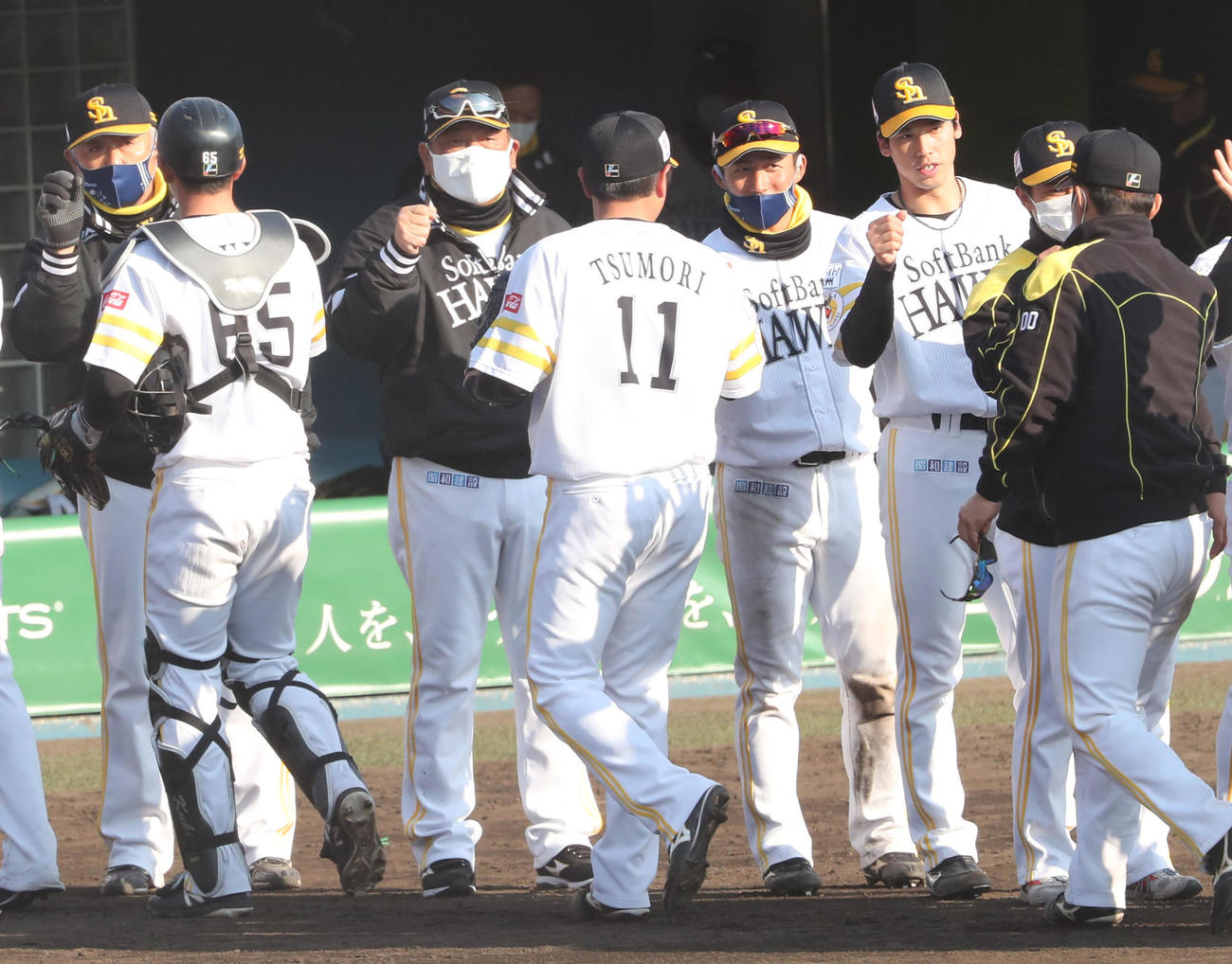 ソフトバンク対西武　練習試合で西武に勝利したソフトバンクナインを出迎える藤本監督（左から3人目）（撮影・梅根麻紀）