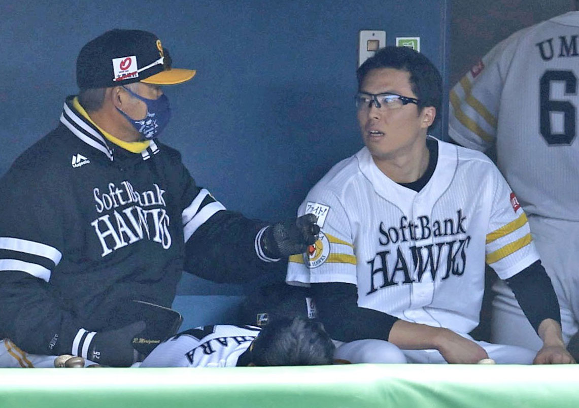 西武との練習試合で好投し、ベンチでコーチ（左）と話すソフトバンク・田中正（共同）