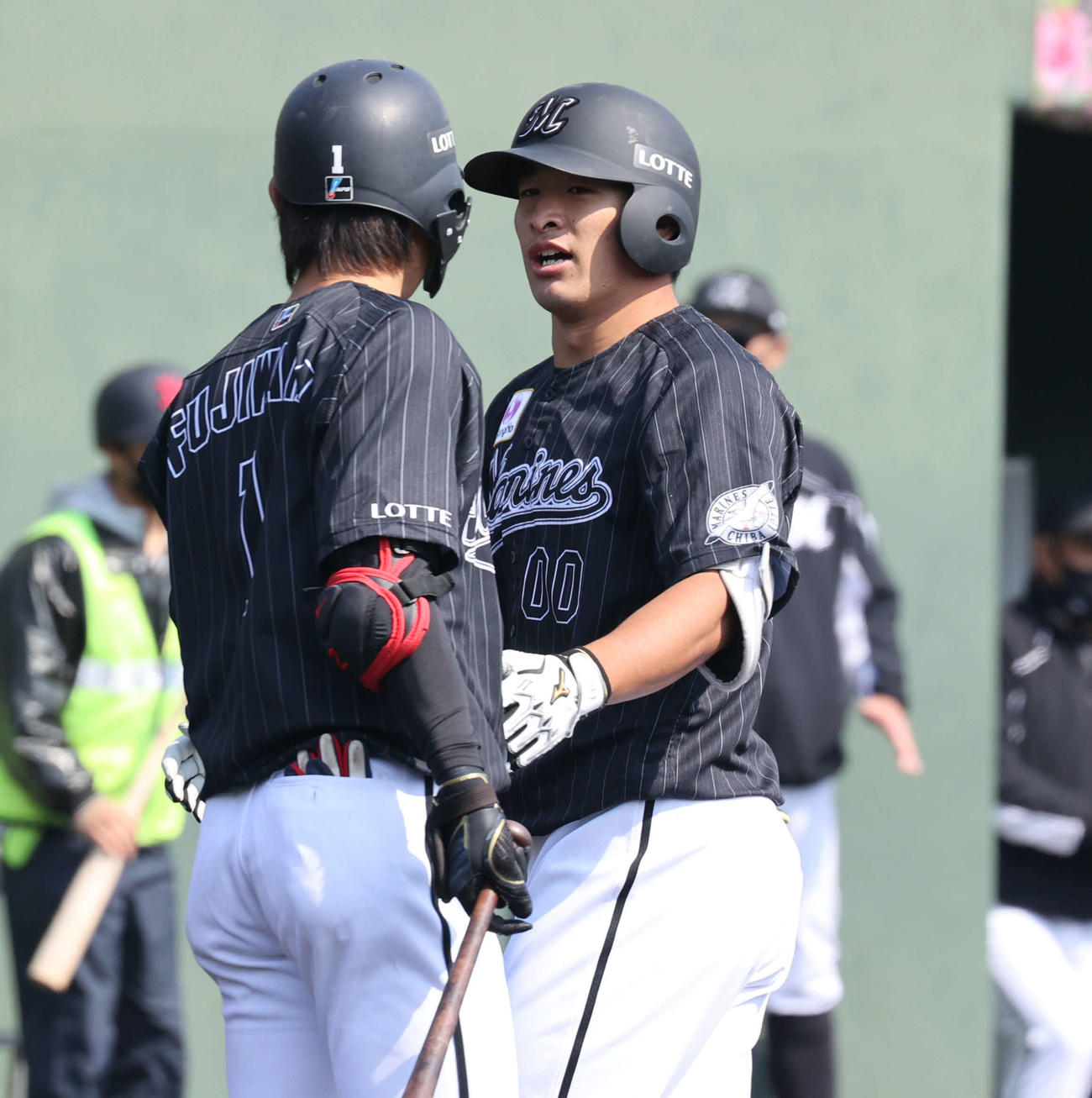 1回表ロッテ無死、池田来翔はソロ本塁打を放ち藤原恭大（左）に出迎えられる（撮影・渦原淳）