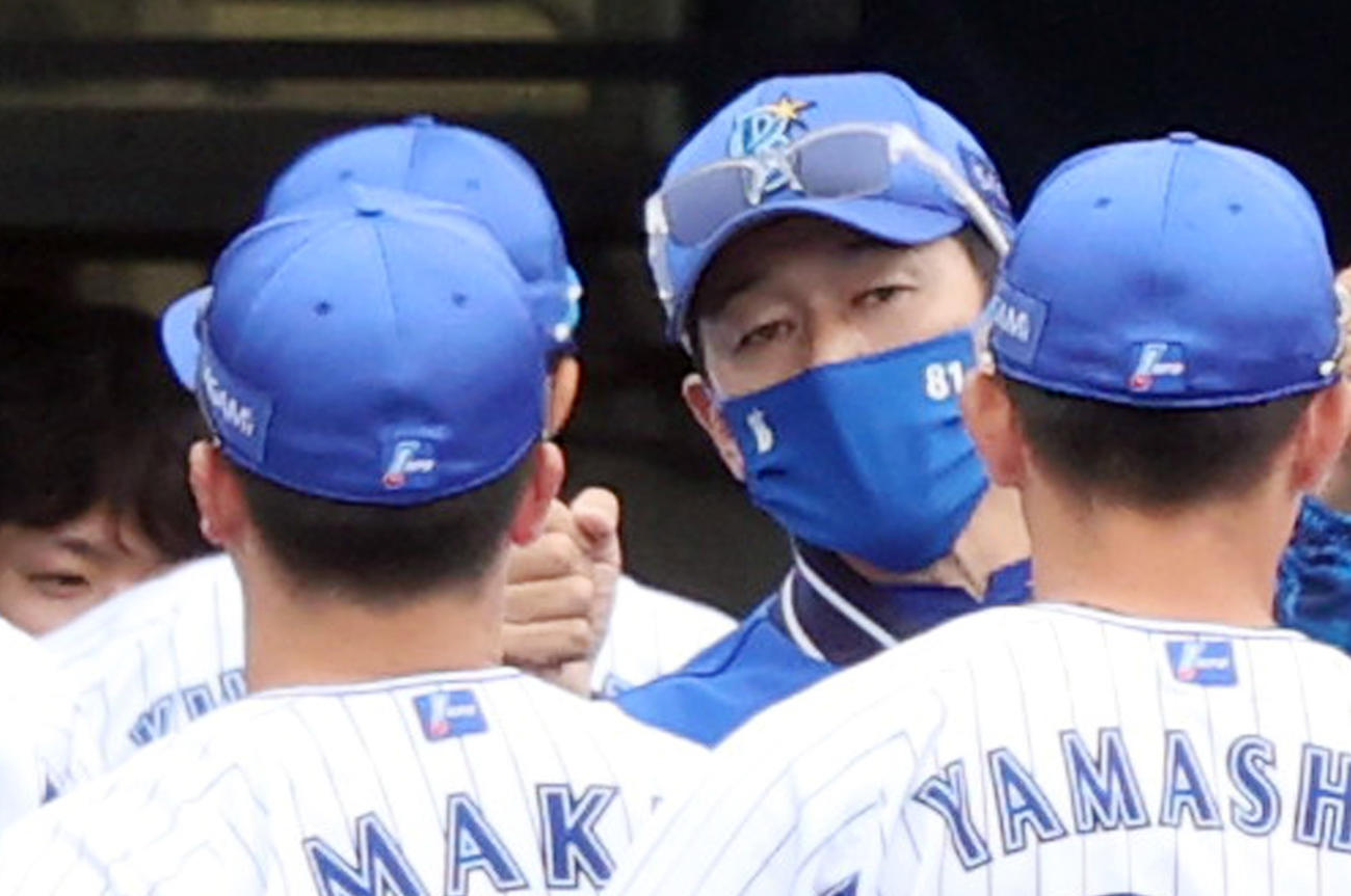 DeNA対広島　広島に勝利し、牧（左）らを迎えるDeNA三浦監督（後方）（撮影・狩俣裕三）