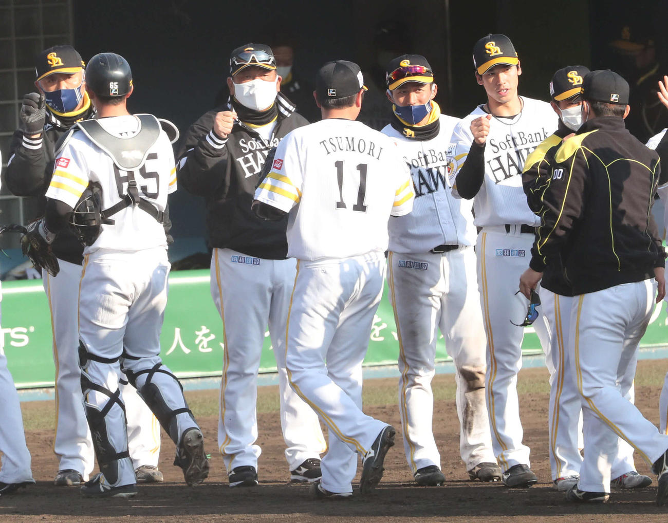 ソフトバンク対西武　練習試合で西武に勝利したソフトバンクナインを出迎える藤本監督（左から3人目）（撮影・梅根麻紀）