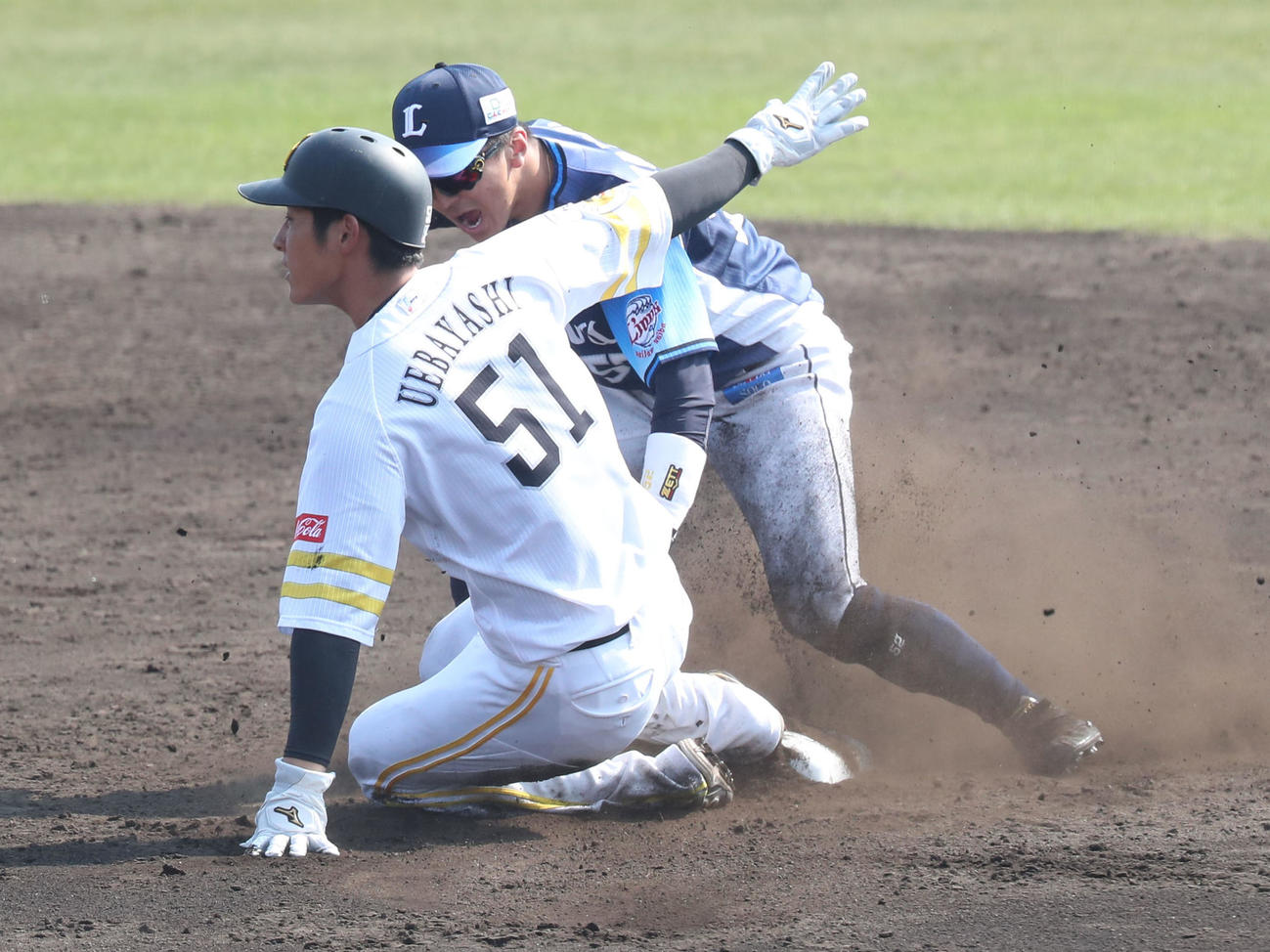 ソフトバンク対西武　4回裏ソフトバンク1死一塁、打者柳町の時、一塁走者上林が二盗成功（撮影・梅根麻紀）