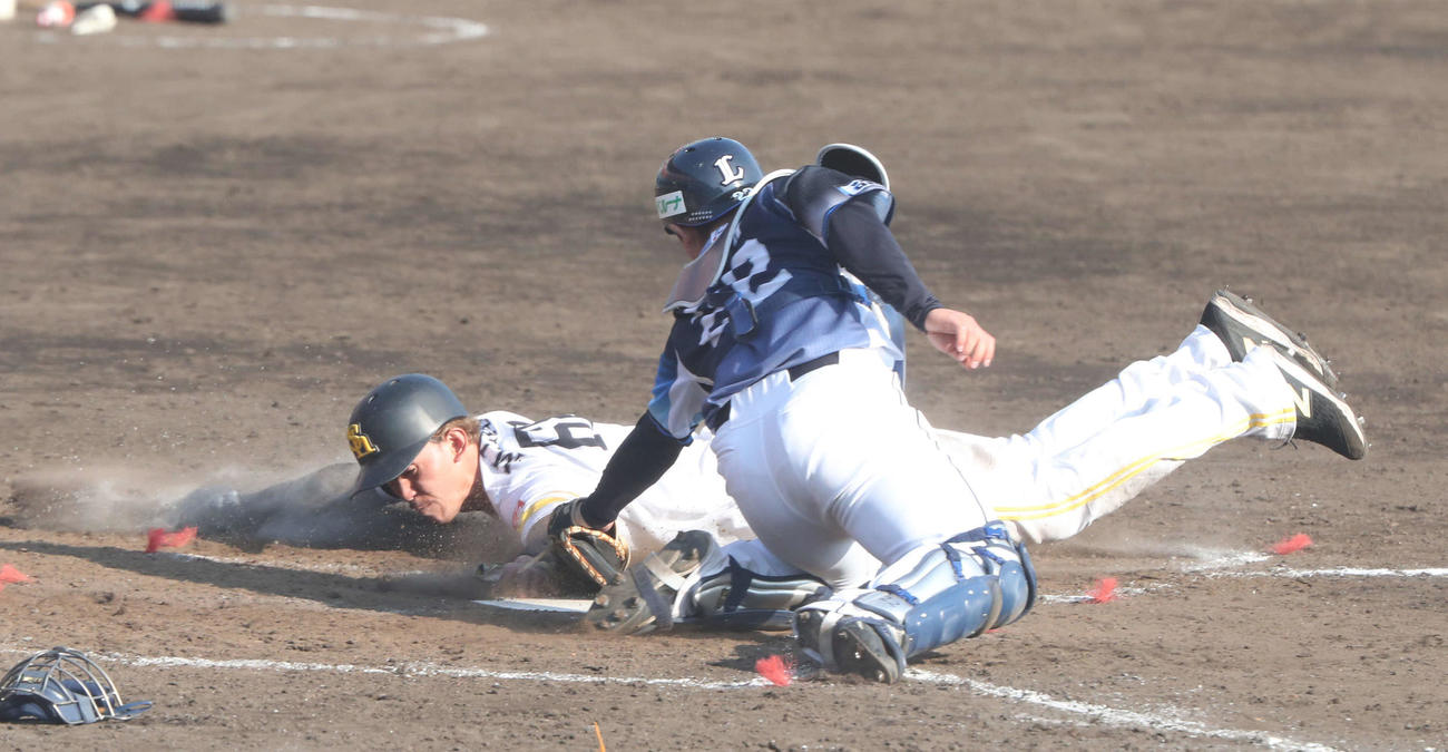 ソフトバンク対西武　8回裏ソフトバンク1死一、二塁、打者川瀬の時、一塁へのけん制球で一塁走者をアウトにできず、その間に三塁走者の三森が生還（撮影・梅根麻紀）