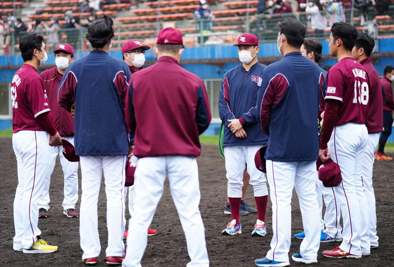 ヤクルト対楽天　試合後、楽天小山投手コーチ（左から4人目）の話を聞く田中将（同6人目）ら投手陣（撮影・江口和貴）