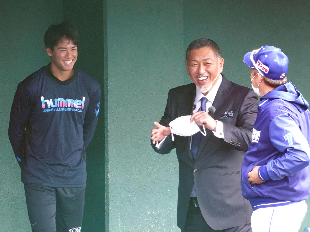 松木平（左）と話をする清原氏（中央）。右は立浪監督（撮影・森本幸一）