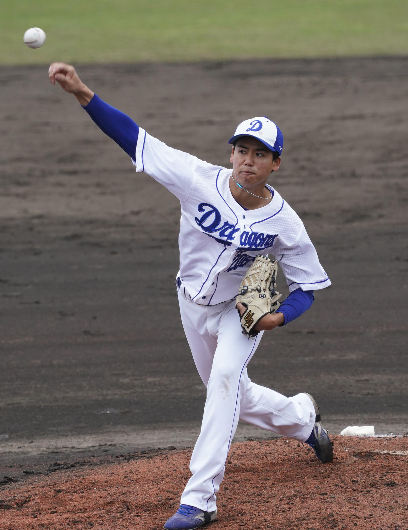 ランダウンプレー練習のマウンドに上がる松木平（撮影・森本幸一）