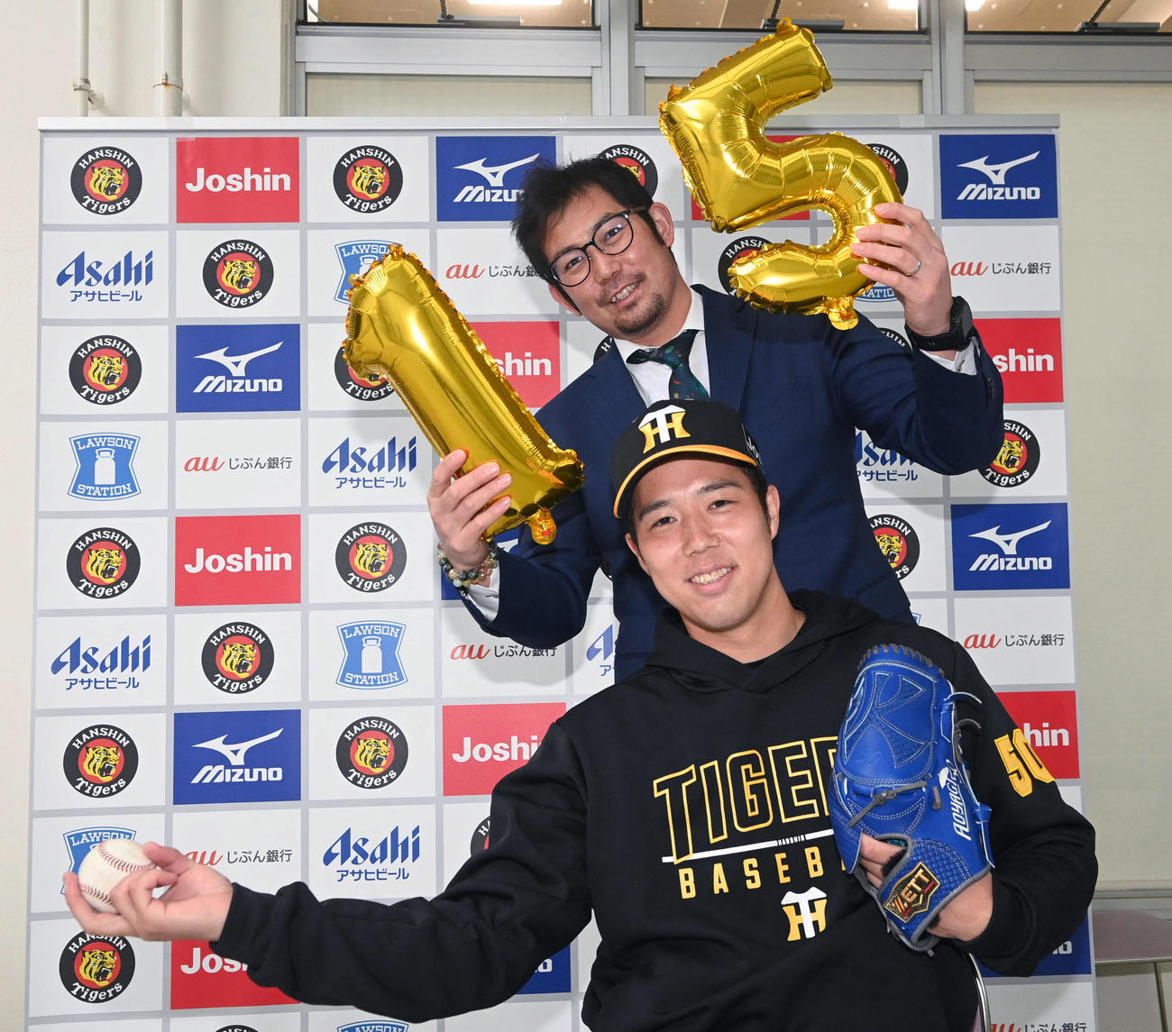 青柳を直撃した本紙評論家の岩田稔氏は15勝を期待（撮影・前岡正明）※撮影時のみマスクを外しています