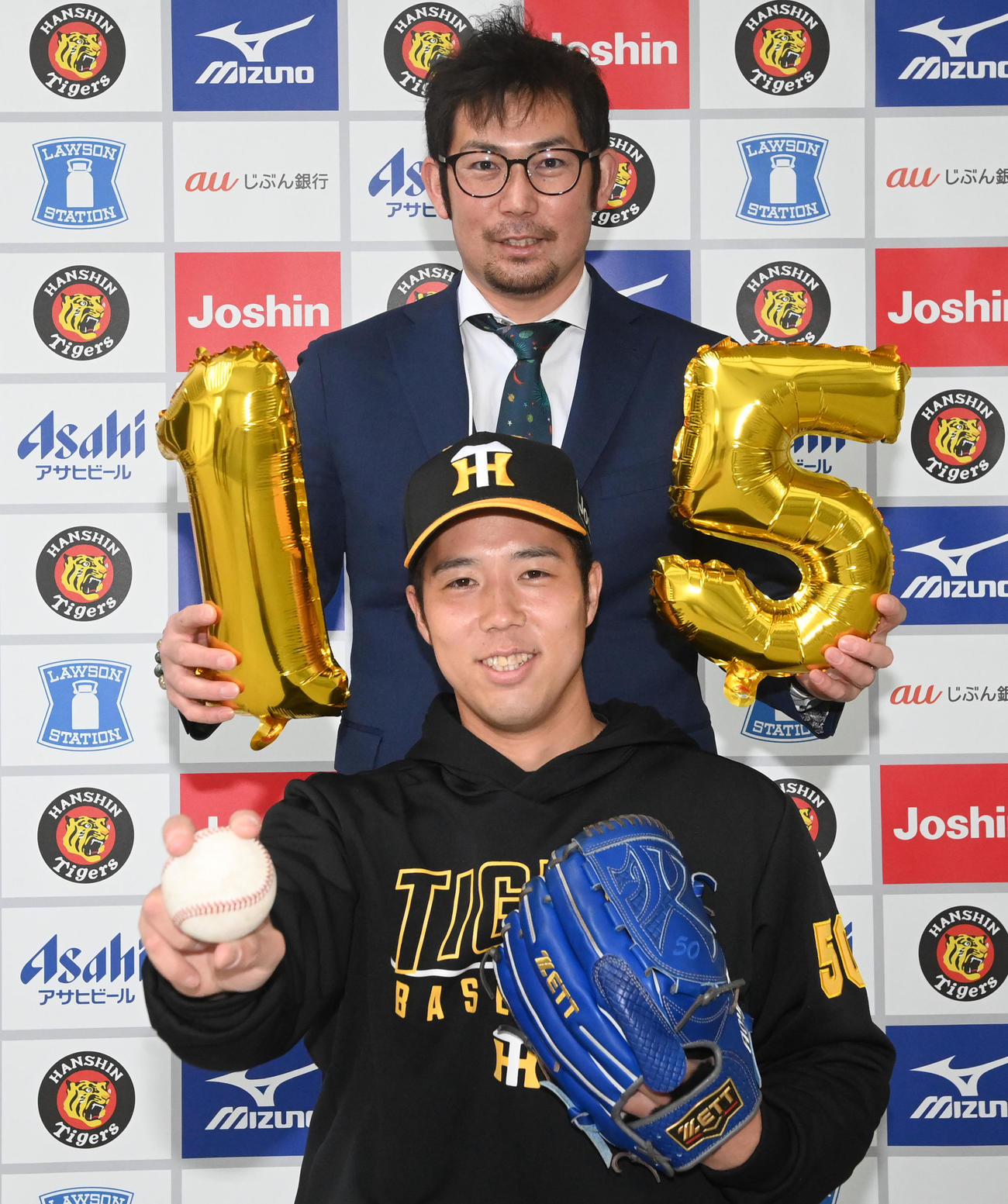 青柳を直撃した本紙評論家の岩田稔氏は15勝を期待（撮影・前岡正明）※撮影時のみマスクを外しています