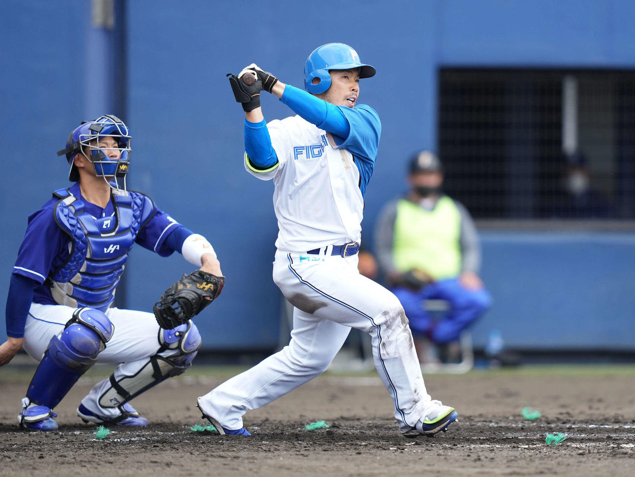 日本ハム対中日　3回裏日本ハム1死、右二塁打を放つ近藤（撮影・鈴木みどり）