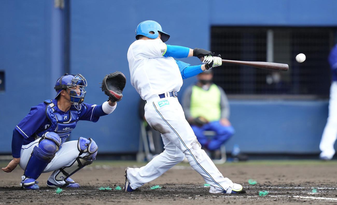 日本ハム対中日　3回裏日本ハム1死、右二塁打を放つ近藤（撮影・鈴木みどり）