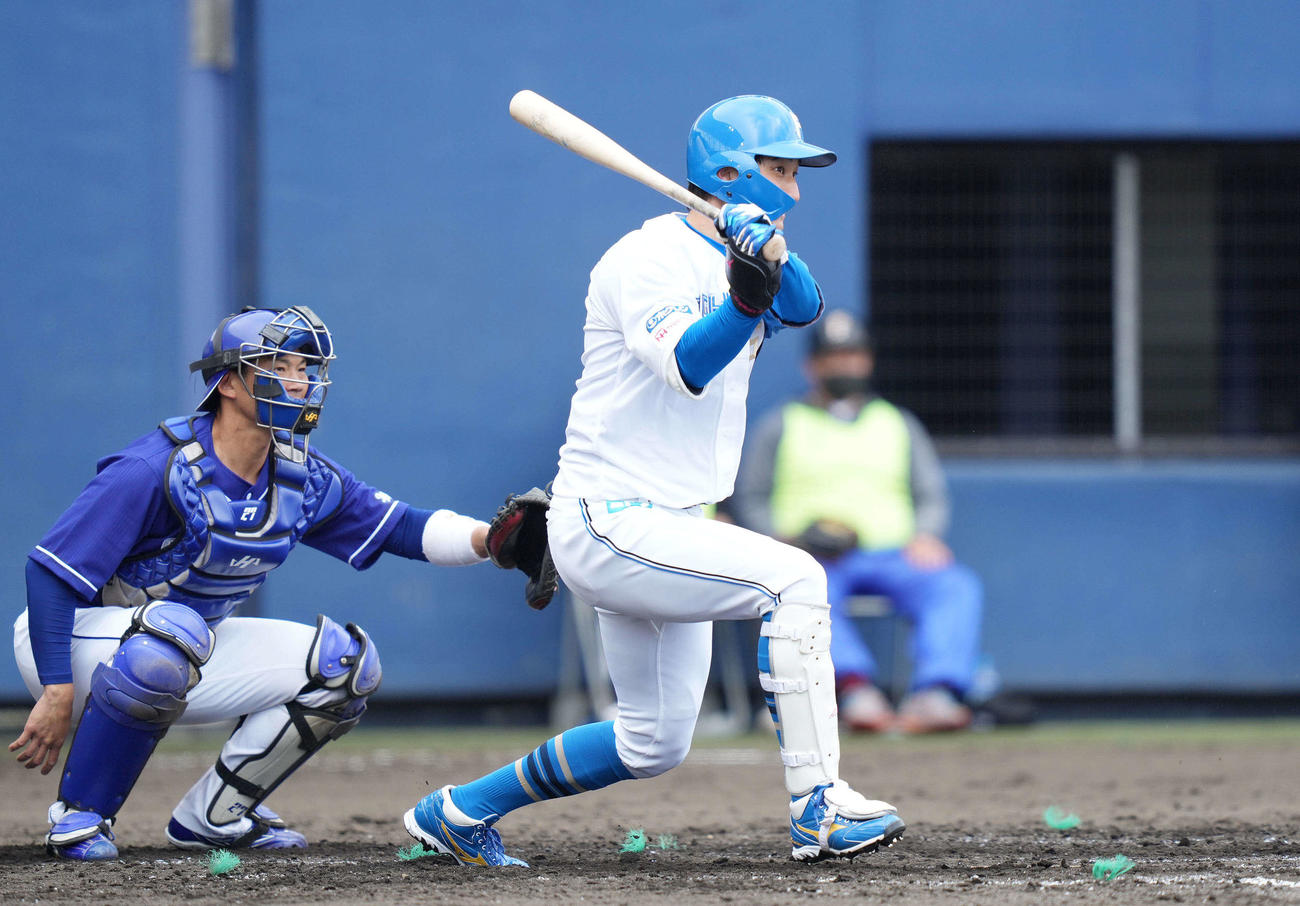 日本ハム対中日　4回裏日本ハム1死二塁、右前打を放つ浅間（撮影・鈴木みどり）