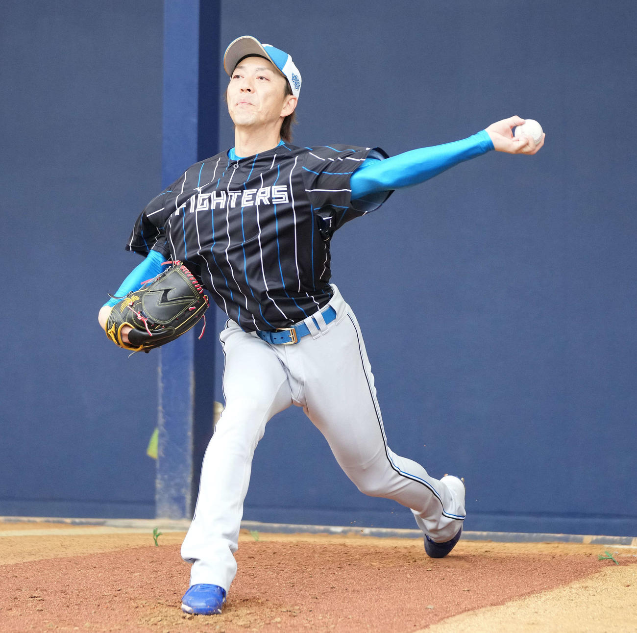 18日、ブルペンで投球する宮西