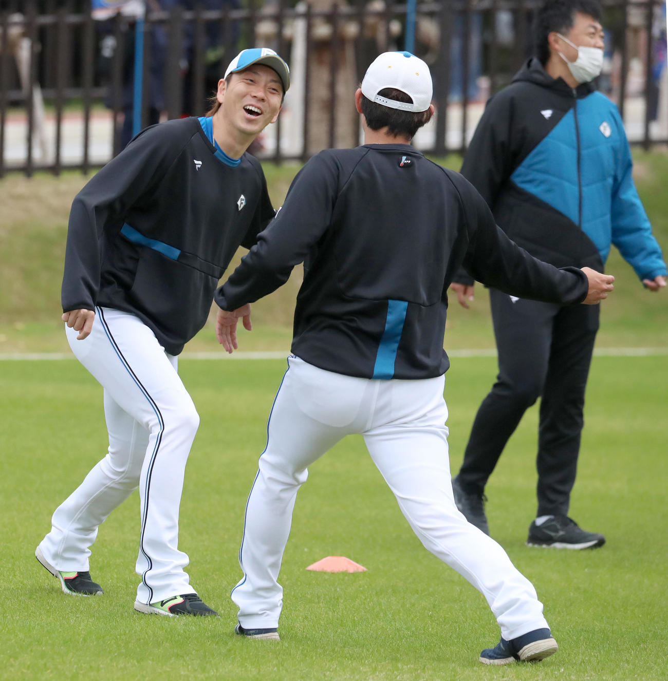 談笑をする日本ハム宮西（左）（撮影・佐藤翔太）