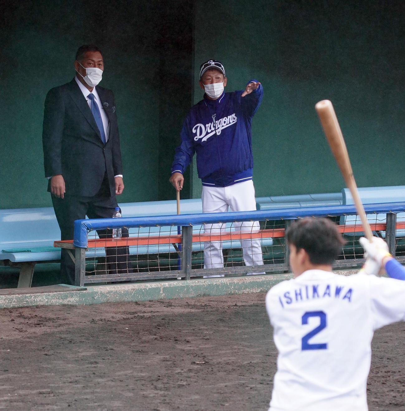 立浪監督（右）と石川昂の打撃練習を見つめる清原氏（左）（撮影・森本幸一）