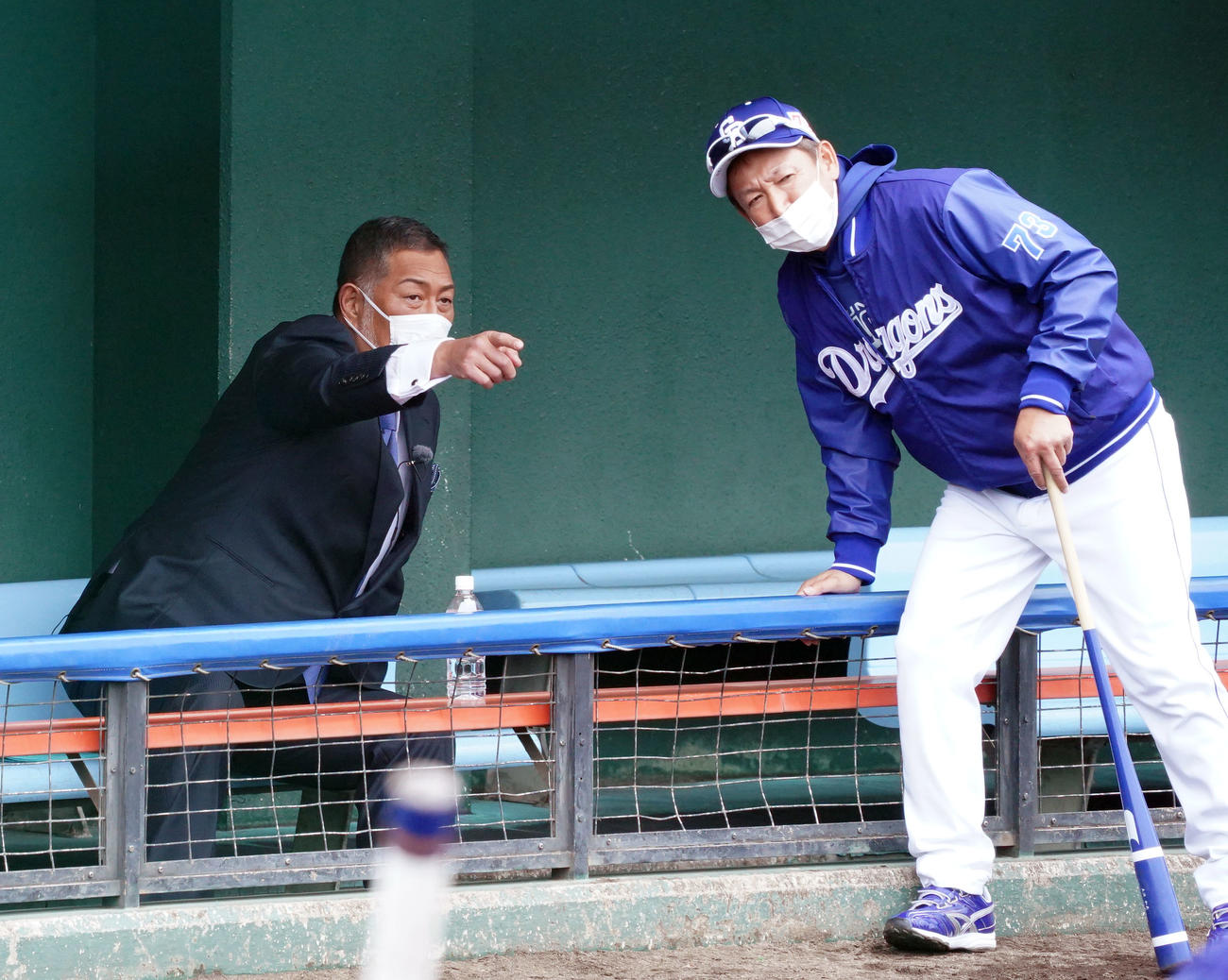 練習を見つめる清原氏（左）と立浪監督（撮影・森本幸一）