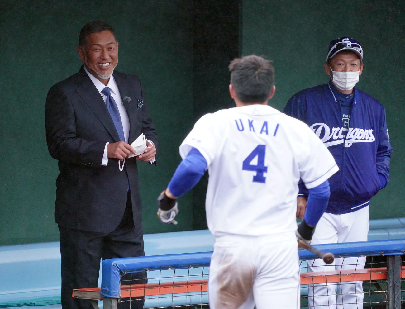 鵜飼からあいさつを受ける清原氏（左）右は立浪監督（撮影・森本幸一）