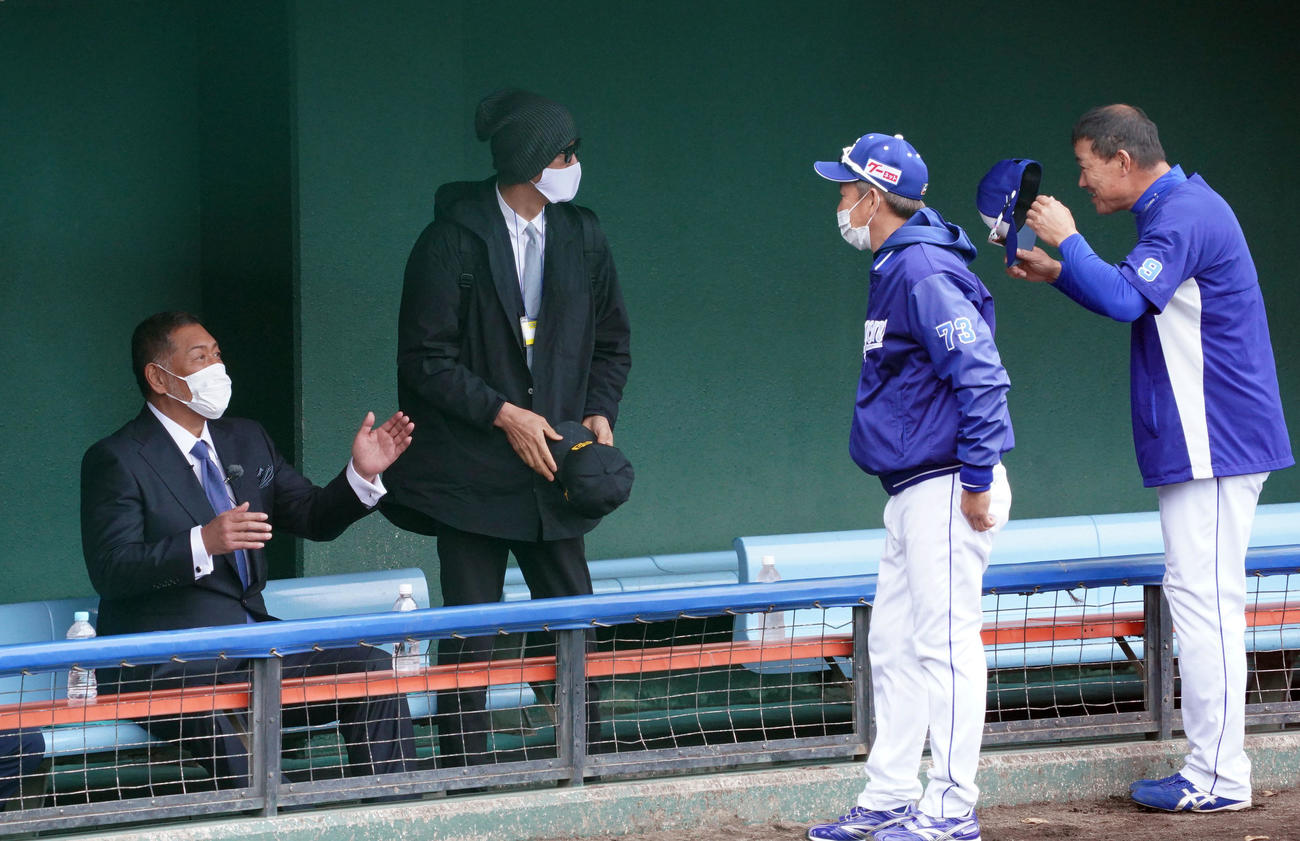言葉を交わすPL学園OBの（左から）清原氏、金石氏、立浪監督、福留（撮影・森本幸一）