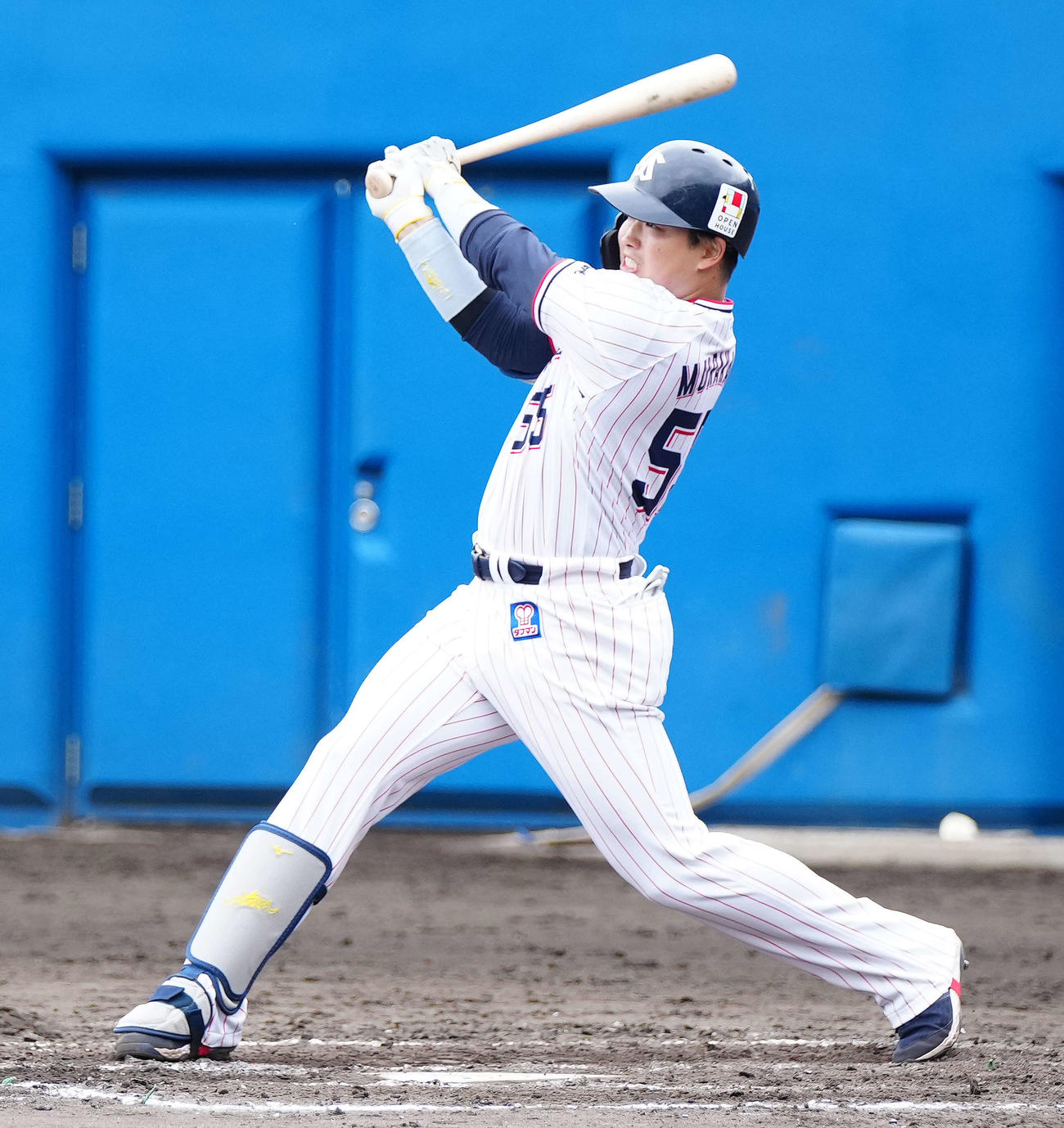 ヤクルト対楽天　4回裏ヤクルト1死、左中間にソロ本塁打を放つ村上（撮影・江口和貴）