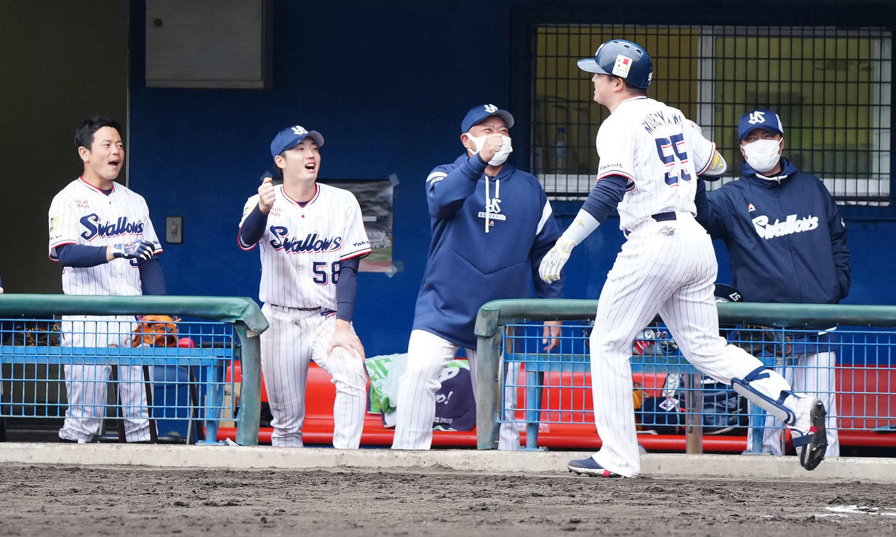 ヤクルト対楽天　4回裏ヤクルト1死、ソロ本塁打を放った村上（手前）を迎える高津監督（右端）ら（撮影・江口和貴）