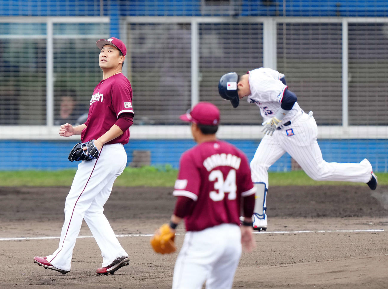 ヤクルト対楽天　1回裏ヤクルト2死一塁、村上（右）を一ゴロに仕留める田中将（撮影・江口和貴）