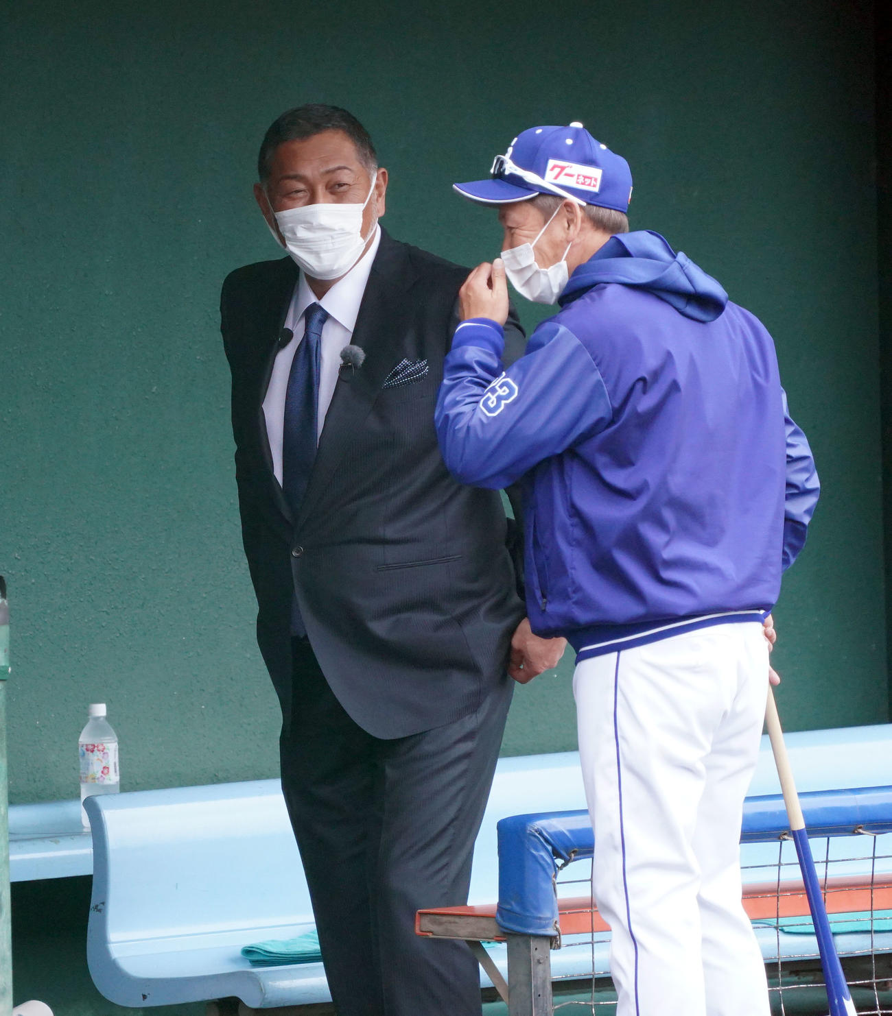立浪監督（右）と談笑する清原氏（撮影・森本幸一）