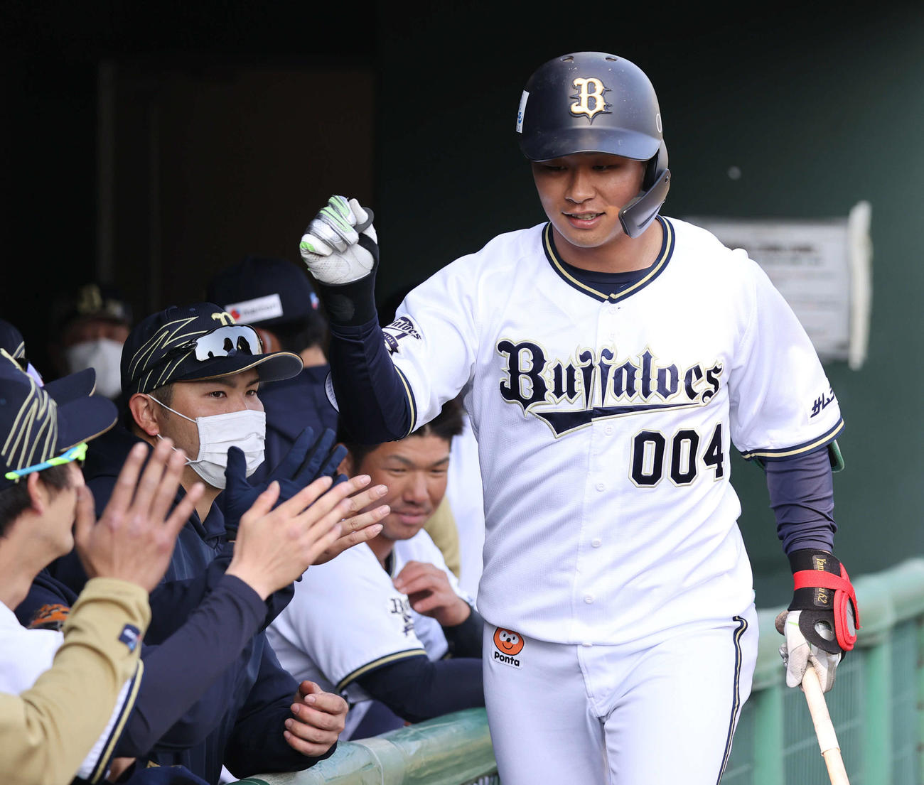 7回裏オリックス2死、平野大和はソロ本塁打を放ち生還する（撮影・渦原淳）