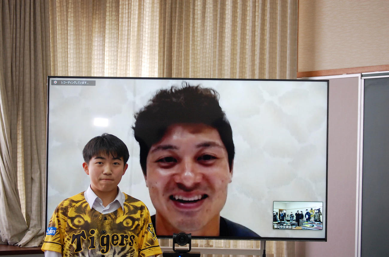 兵庫県養父市立養父中学校の生徒会が主催するオンライン講演会に参加した坂本（養父中学校提供）