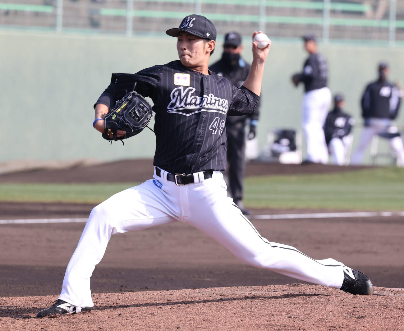 4回裏オリックス無死から登板したロッテ本前郁也（撮影・渦原淳）