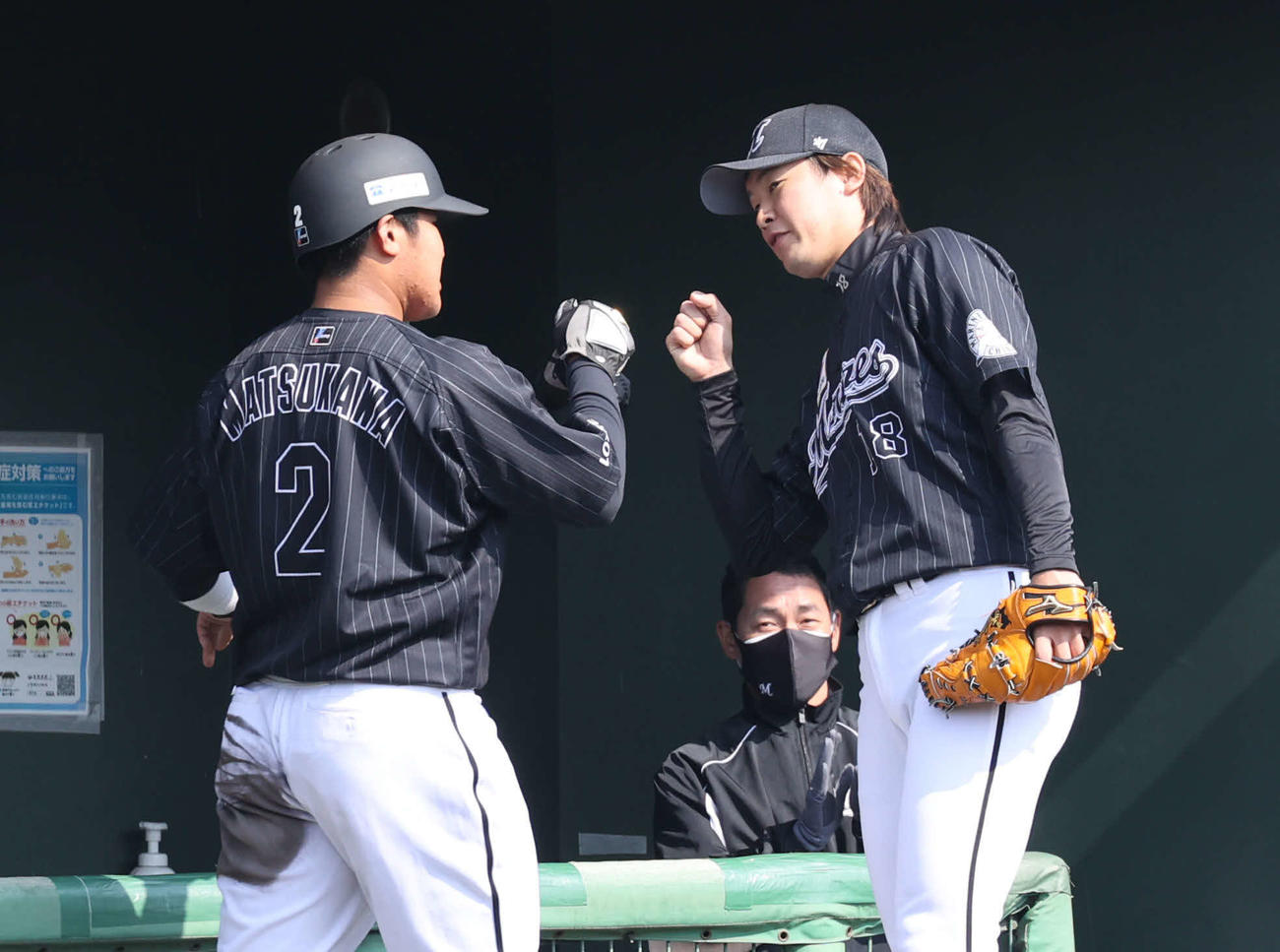 オリックス対ロッテ　3回表ロッテ2死二塁、高部の適時打で生還した松川（左）は二木にグータッチで迎えられる（撮影・渦原淳）