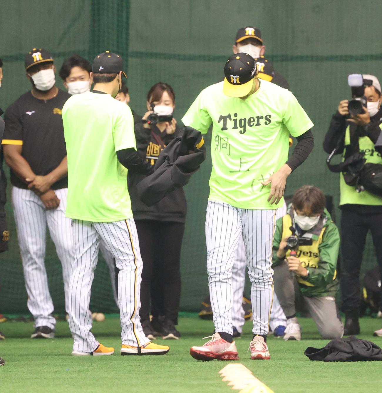1日主将の糸井は「胴上げ」Tシャツを着る（撮影・上田博志）