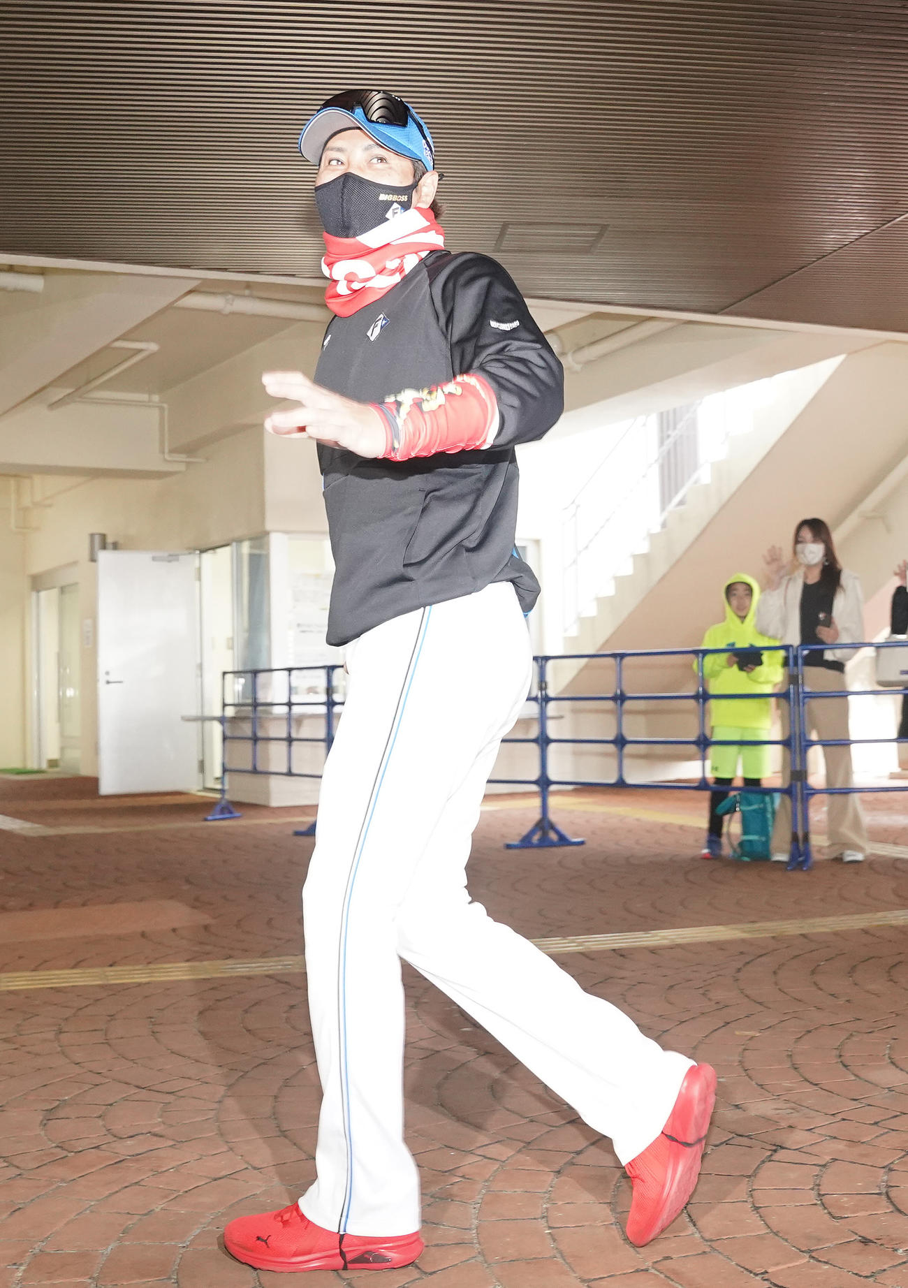 球場入りする日本ハム新庄監督（撮影・鈴木みどり）