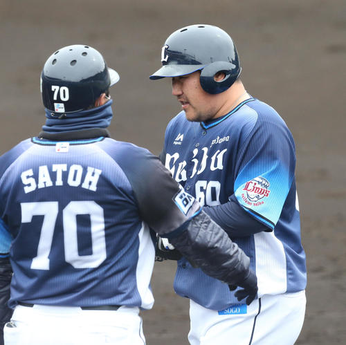 ソフトバンク対西武　4回表西武無死一塁、中村剛也は右前安打を放つ（撮影・梅根麻紀）