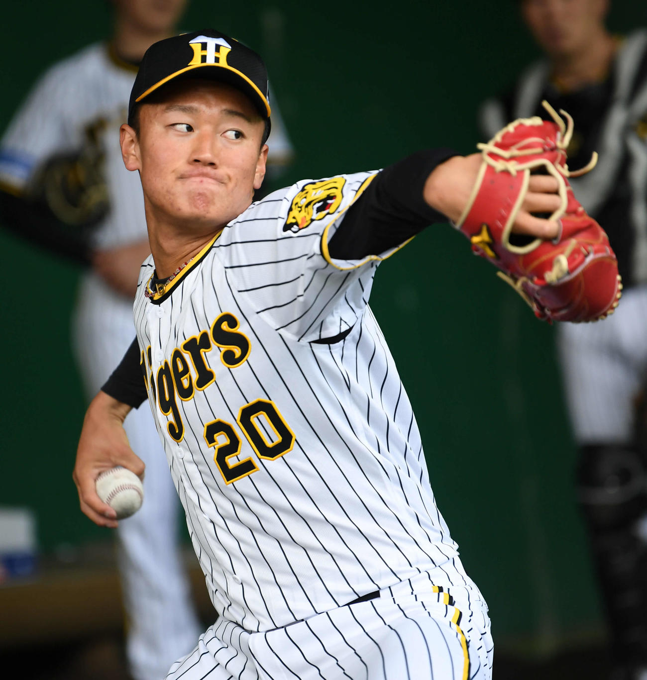 2日、ブルペンで投球練習を行う阪神森木