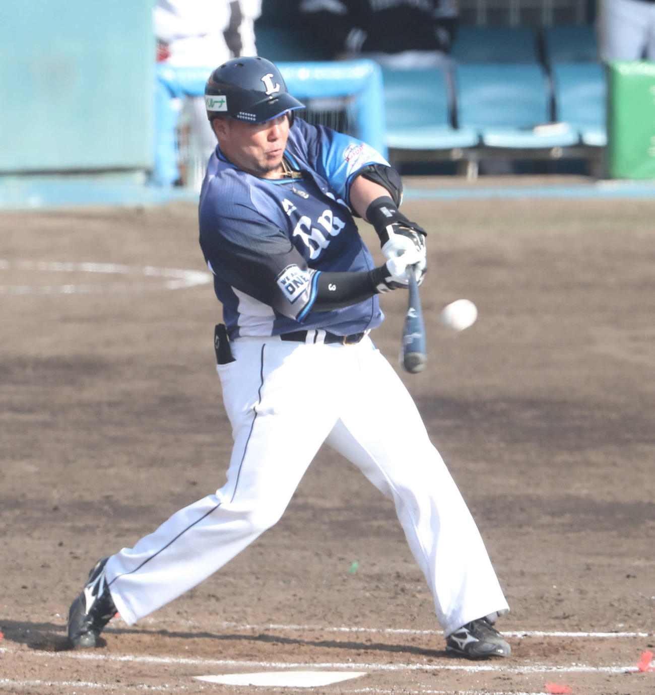 2月22日のソフトバンク対西武　7回表西武無死一塁、左越え2点本塁打を放つ山川（撮影・梅根麻紀）