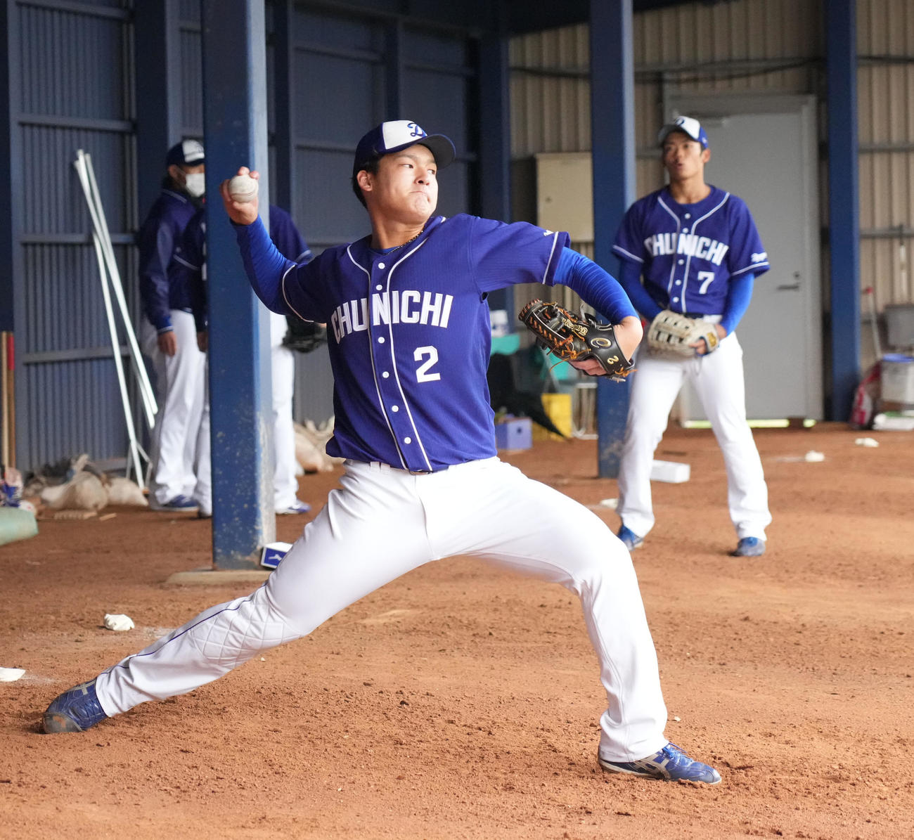ブルペンで投球練習をする石川昂（手前）と根尾（撮影・森本幸一）