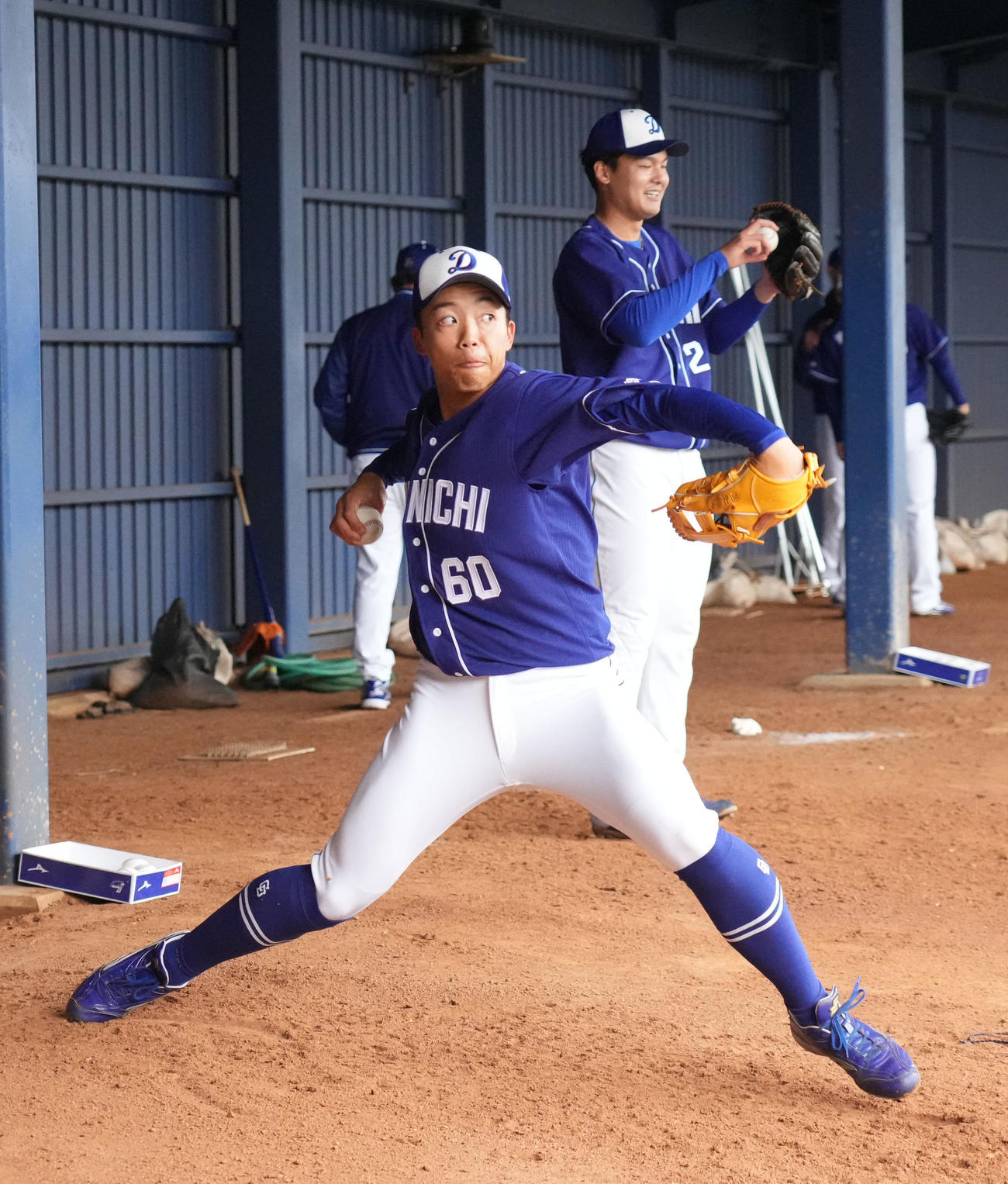 ブルペンで投球練習をする岡林（手前）と石川昂（撮影・森本幸一）