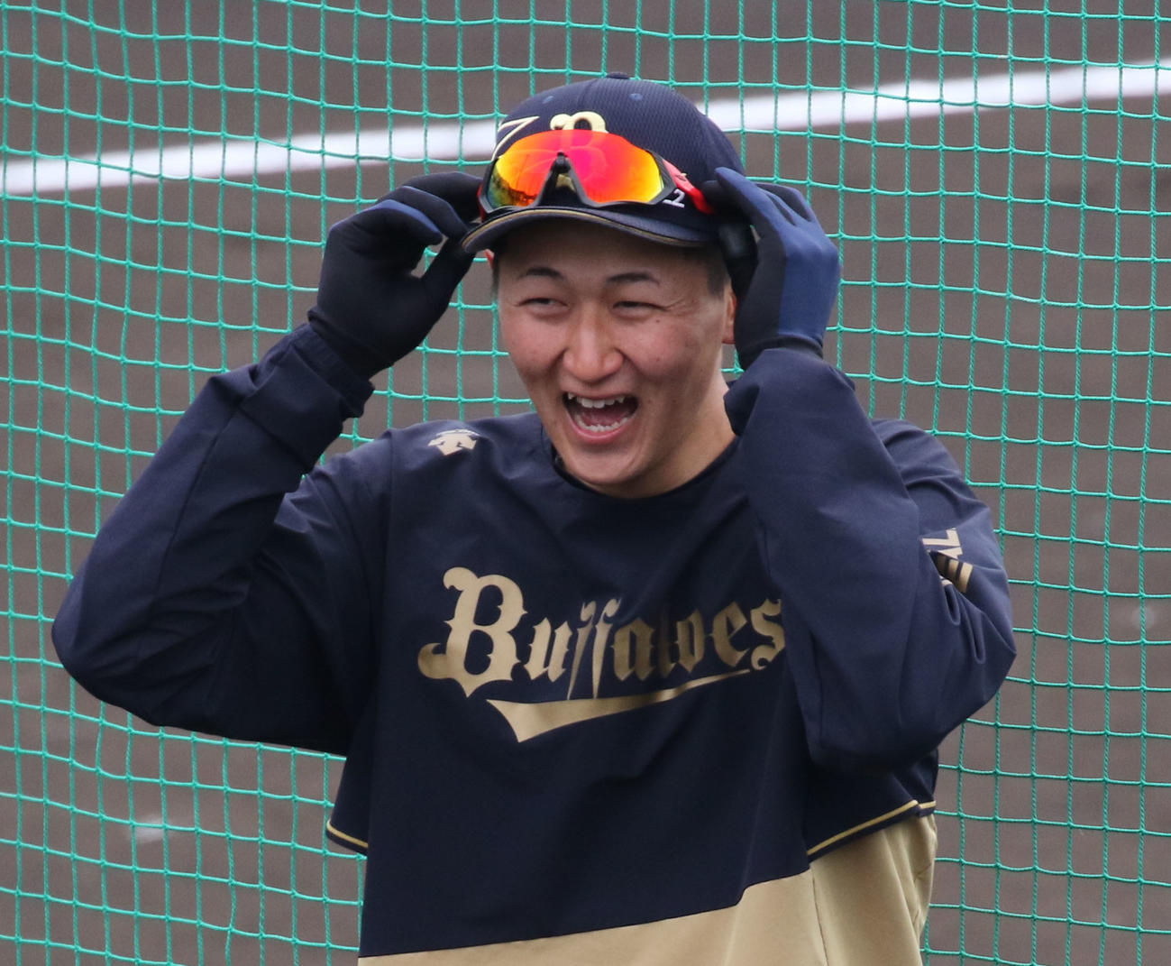 練習中も笑顔の紅林弘太郎（撮影・渦原淳）