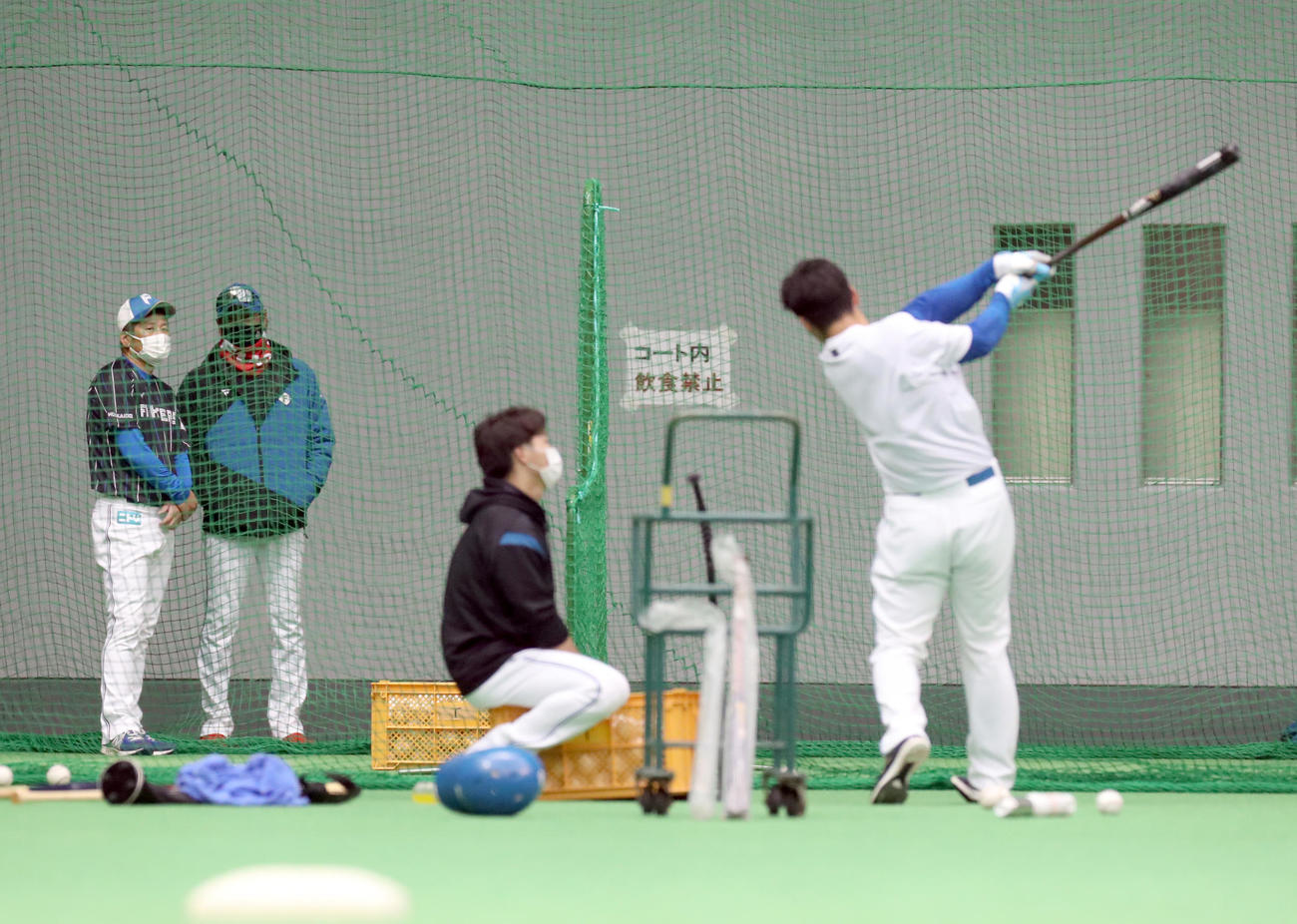 日本ハム新庄監督（左から2人目）は清宮の打撃練習を見つめる（撮影・佐藤翔太）