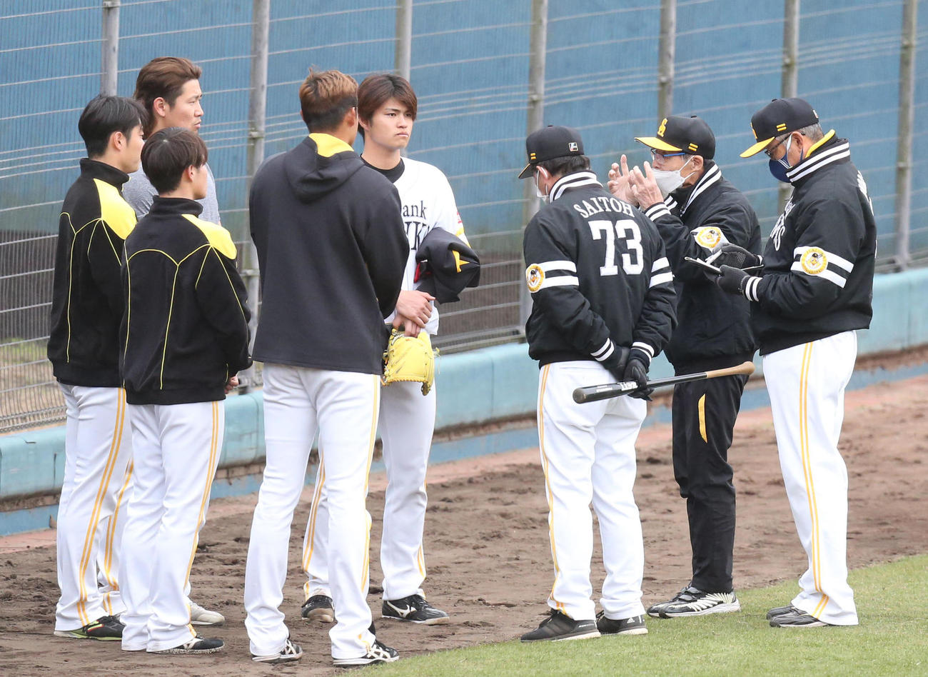 練習試合終了後、ソフトバンク王球団会長（右から2人目）は投手陣に話をする（撮影・梅根麻紀）
