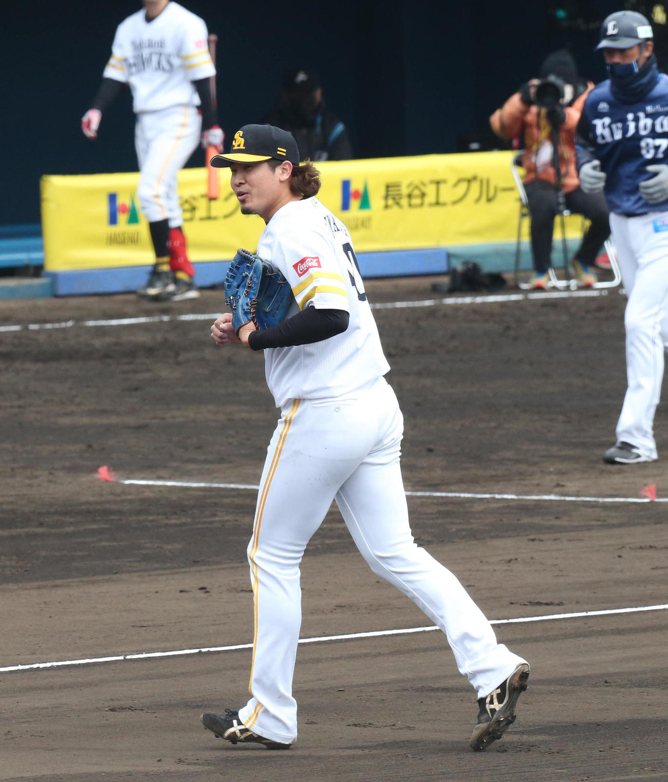 ソフトバンク対西武　6回から登板した杉山一樹は2イニングを投げ無安打と好投、笑顔でベンチに引き上げる（撮影・梅根麻紀）