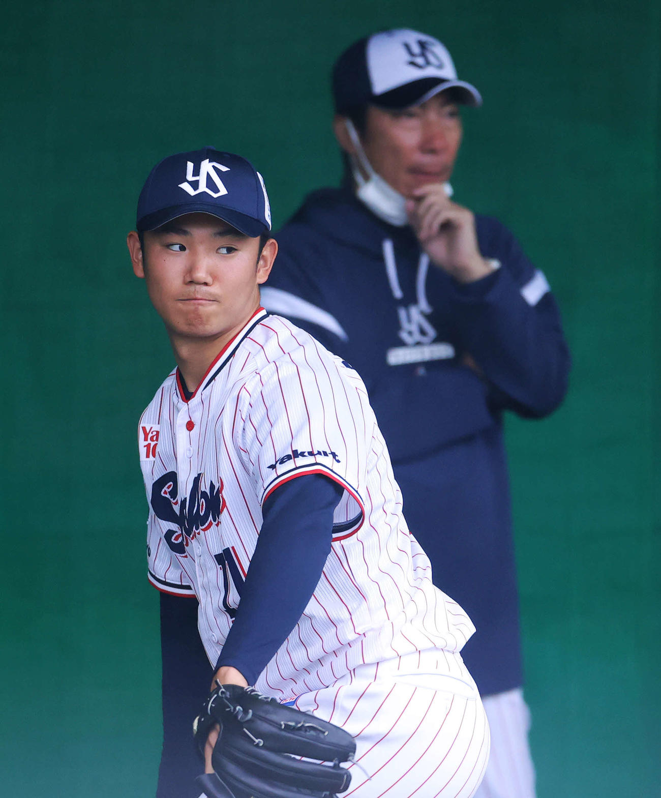 ブルペン投球するヤクルト奥川。奥は高津監督（撮影・河田真司）