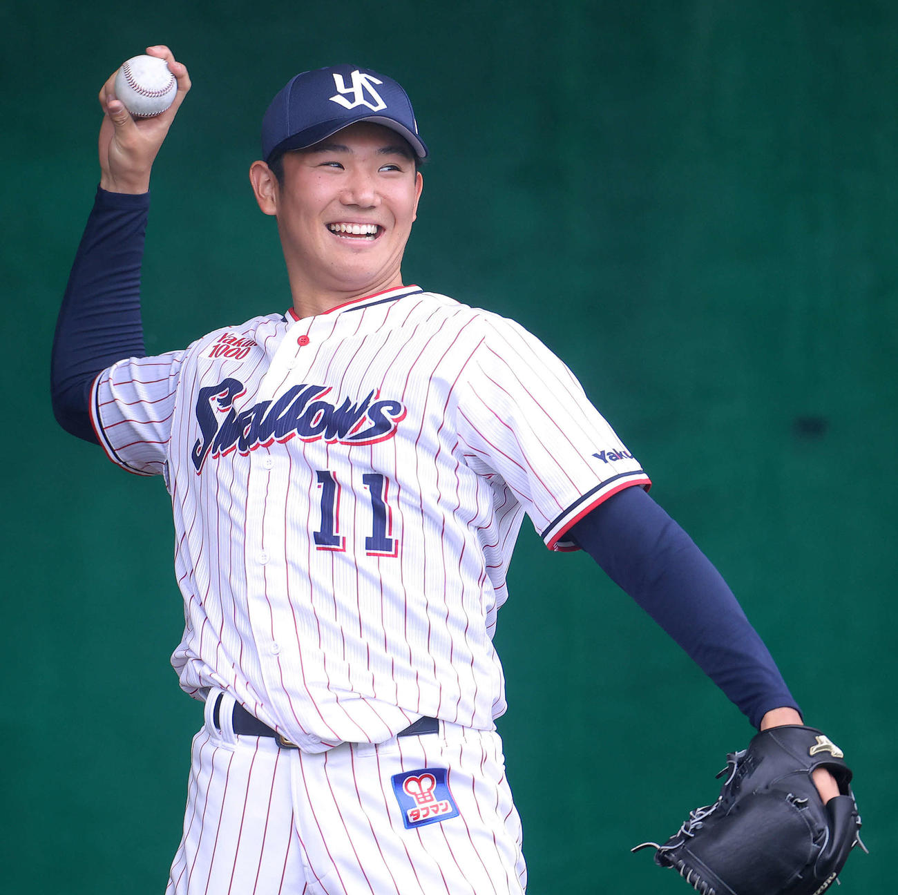 ブルペン投球を終え、笑顔を見せるヤクルト奥川（撮影・河田真司）
