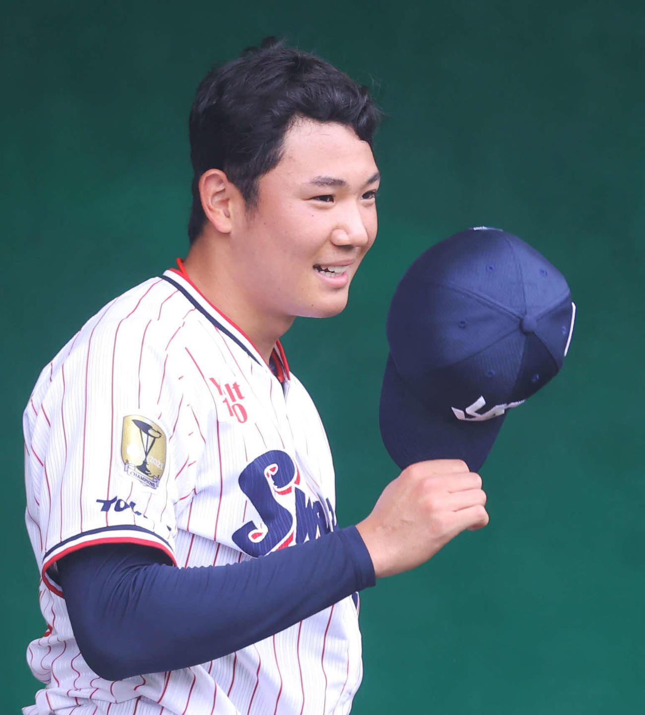 ブルペン投球を終えるヤクルト奥川（撮影・河田真司）