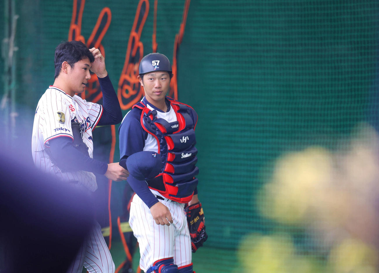 ブルペン投球を終え、言葉を交わすヤクルト奥川（左）と古賀（撮影・河田真司）